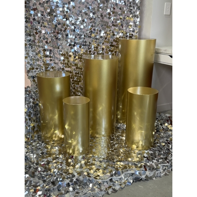 thumb_Set of 5 Matt Gold Round Metal Wedding Plinths – Factory Seconds