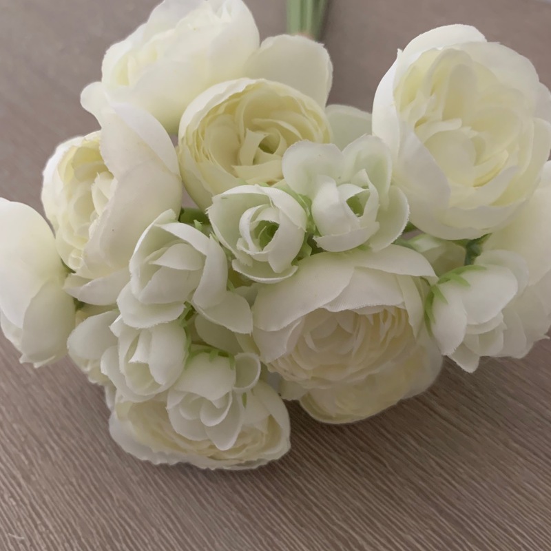 40cm White Mini Ranunculus Bouquet - 24 Head